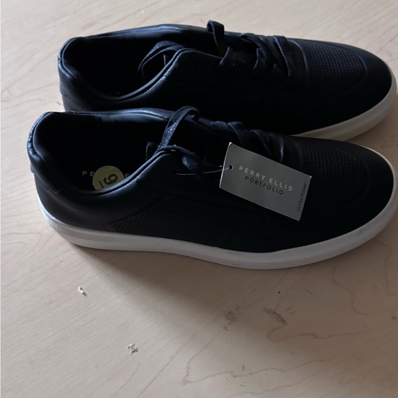 Perry Ellis Men's Black and White Sneakers - Picture 1 of 2